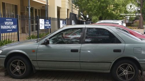 Sa Camry était toujours garée sur le parking.