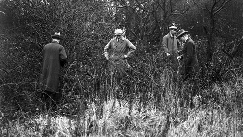 Polisler, Agatha Christie'nin kaybolmasının ardından bir ormanlık alan için ipuçları arıyor.