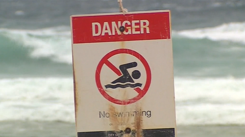 Une houle puissante martèle la côte, avec des vagues d'environ quatre mètres qui frappent la Gold Coast.