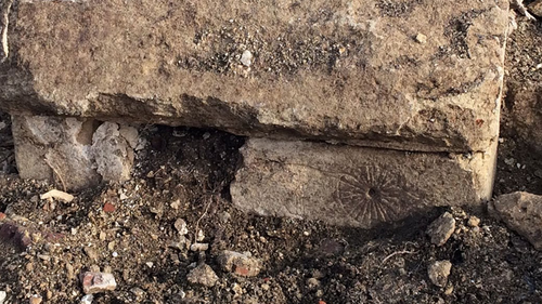 One example of the  'witch marks' was found low down in the west buttress close to ground level.