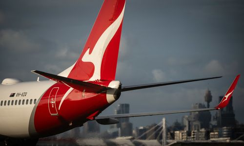 Qantas uçağı Sydney Havalimanı'ndan geçiyor.