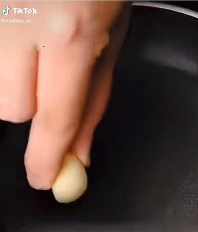 perfectly round egg frying hack garlic clove