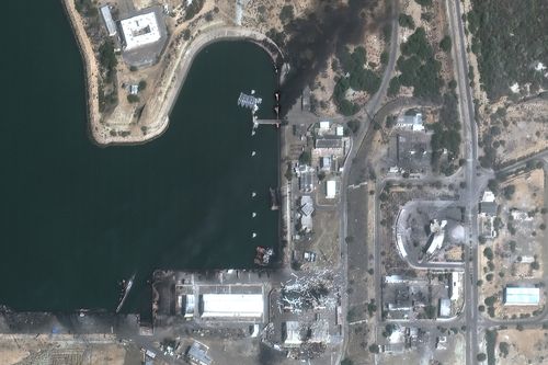 Nesta imagem de satélite fornecida pela Vantor, visão geral das embarcações e instalações destruídas na Base Naval de Konarak, Irã, domingo, 1º de março de 2026.  