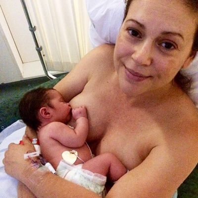 Zoe Hendrix joins the #normalisebreastfeeding movement, nurses baby Harper  Rose in new Instagram pic