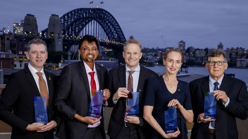 L'ex giovane australiano dell'anno del NSW Nikhil Autar nella foto con gli altri vincitori del 2024 Angus Olsen, il professor Richard Scolyer AO, la professoressa Georgina Long AO e John Ward.