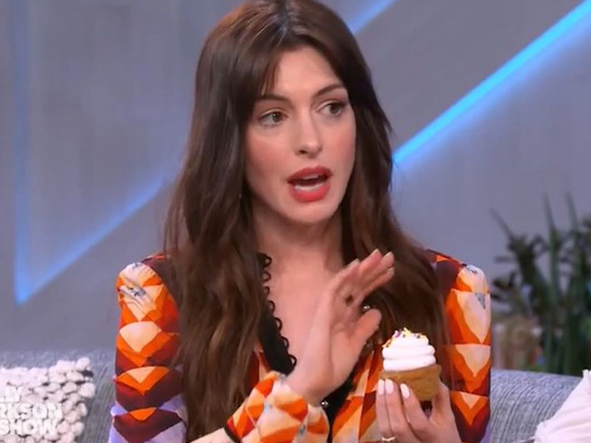 Anne Hathaway demonstrates cupcake eating hack in Kelly Clarkson interview  - 9Kitchen