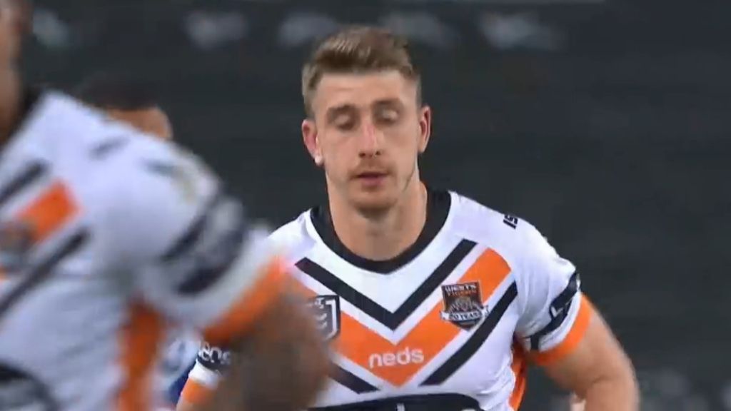 Bulldogs players console Tigers' Momirovski after missing last gasp conversion