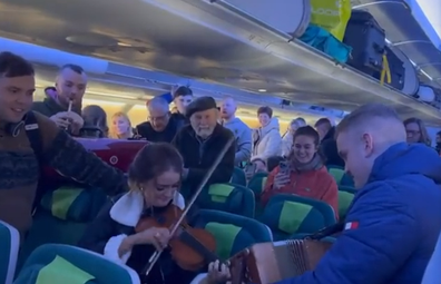 A fiddle music session by passengers onboard an long-haul Aer Lingus flight to New York has been captured on video.