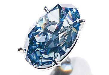 Traces of which element gives a blue diamond its colour?
