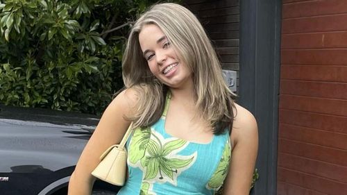 L﻿aos methanol poisoning: Melbourne teen Holly Bowles on life support in Thai hospital after consuming methanol. 19.11.24