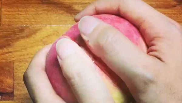 Japanese Twitter user's peach peeling clip goes viral