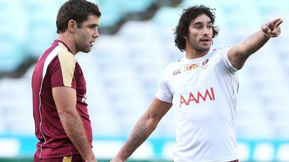  Billy Slater, Cameron Smith and Johnathan Thurston discuss tactics during a Queensland Maroons State of Origin training session at ANZ Stadium on June 23, 2009 in Sydney, Australia. (Photo by Mark Kolbe/Getty Images)