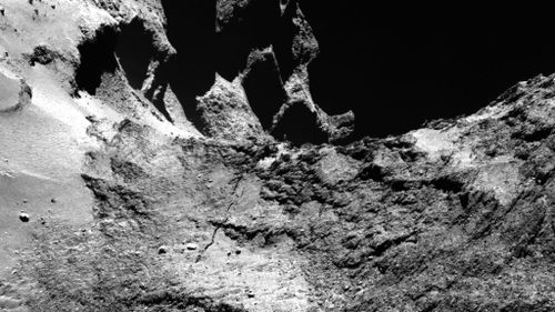 Comet might split in two after space probe finds huge crack in surface 