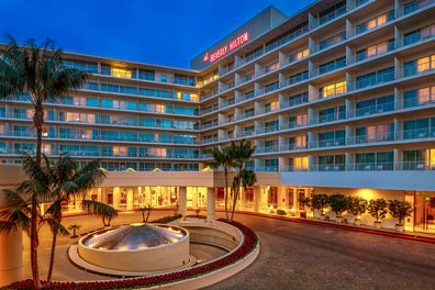 The exterior of the Beverly HIlton at night