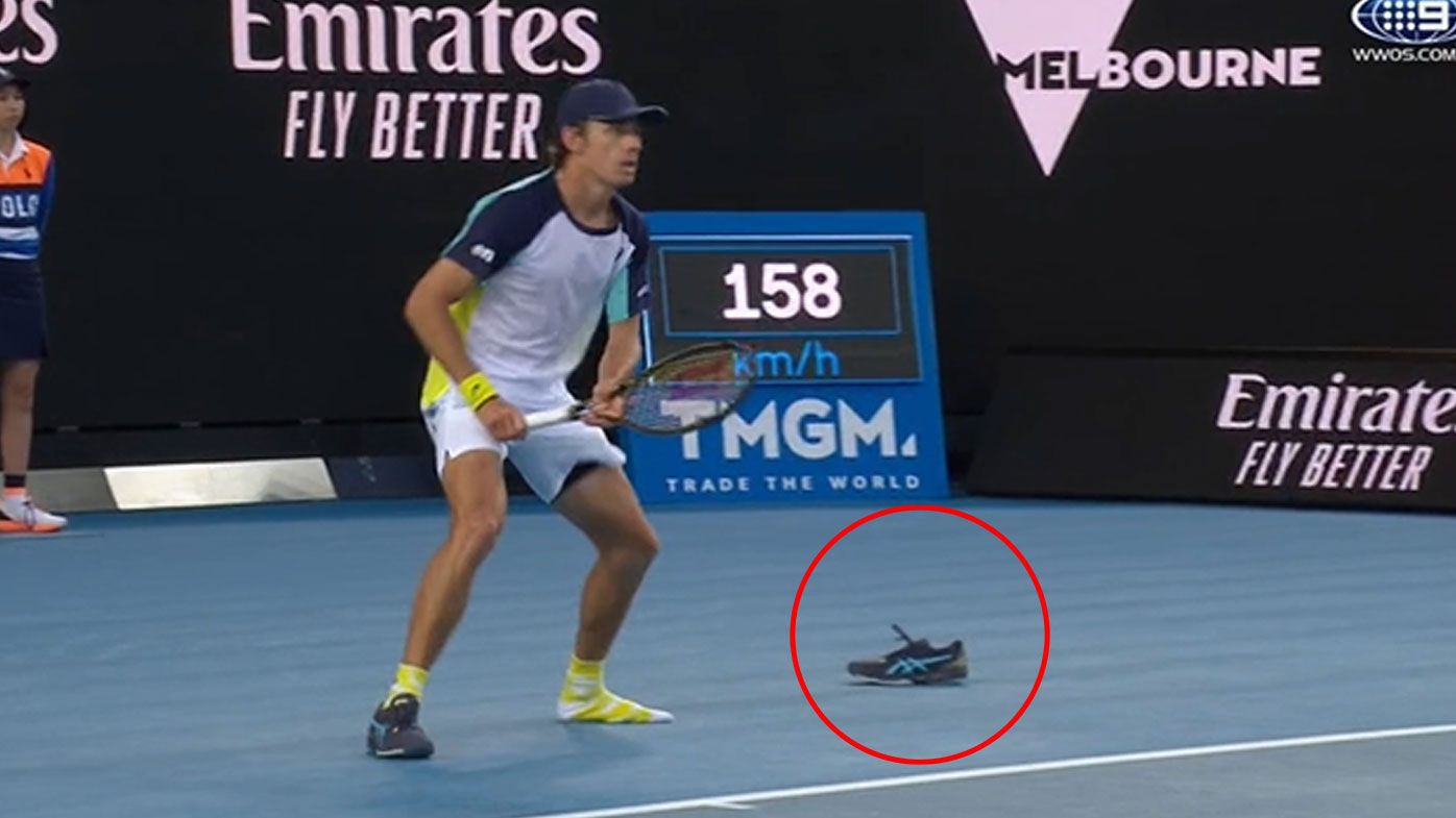 Alex de Minaur loses shoe