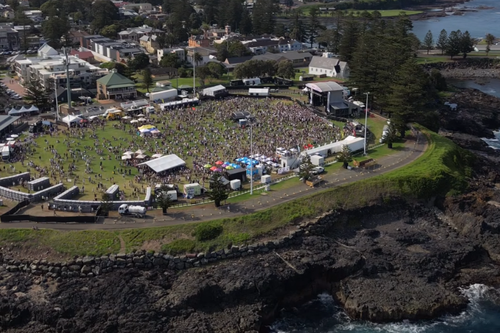 Esperava-se que o festival de música boutique, autodenominado, atraisse centenas de pessoas aos penhascos de Kiama, ao sul de Sydney.