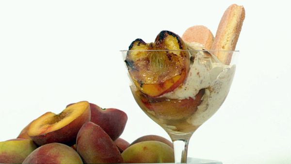 Barbecue peaches with almond amaretto cream