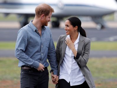 DUBBO, AUSTRALIA - OCTOBER 17: Prince Harry, Duke of Sussex and Meghan, Duchess of Sussex arrive at Dubbo Airport on October 17, 2018 in Dubbo, Australia. The Duke and Duchess of Sussex are on their official 16-date autumn tour visiting cities in Australia, Fiji, Tonga and New Zealand. (Photo by Phil Noble - Pool/Getty Images)
