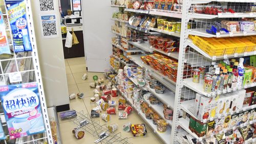 I prodotti sono sparsi in un minimarket a Fukushima, nel nord del Giappone, mercoledì 16 marzo 2022, sulla scia del terremoto.