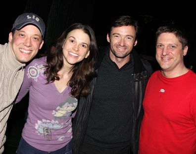 John Tartaglia, Sutton Foster, Hugh Jackman dan Christopher Sieber berpose di belakang panggung di Shrek, Desember 2008