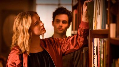 Elizabeth Lail, Penn Badgley in 'You'.