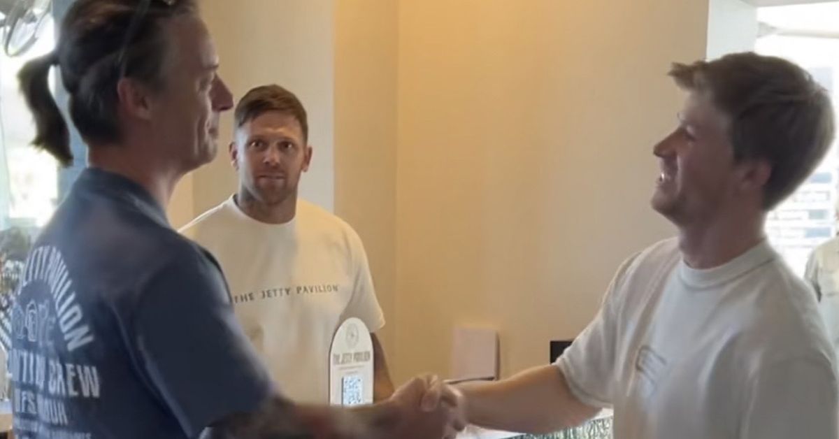 Robert Irwin makes amends following viral dine & dash