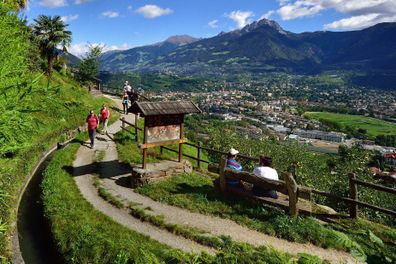 Algunas aceras en la región italiana de Trentino se cierran si están demasiado transitadas. Albert Ceolen/D'Agostini/Getty Images