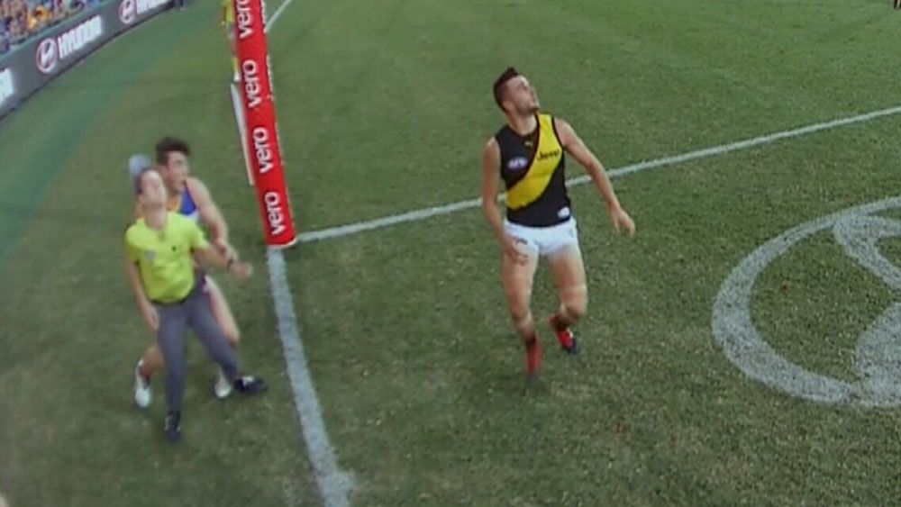 AFL 2017: Goal umpire poleaxed by unsuspecting Brisbane Lions player in clash with Richmond Tigers