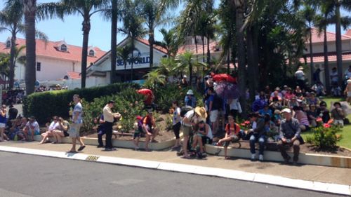 Crowds wait outside Sea World after the park evacuation. (9NEWS / Brittney Kleyn)