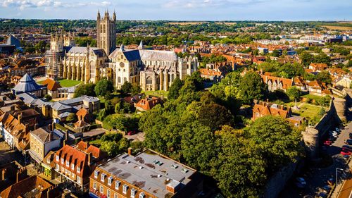 Due persone sono morte in un'epidemia di meningite nel Regno Unito e altre 11 persone sono ricoverate in ospedale.