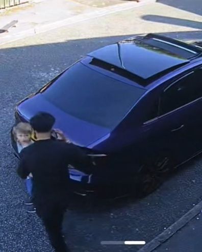 구경꾼들은 어린 소년이 Odi를 긁는 것을 보았습니다.