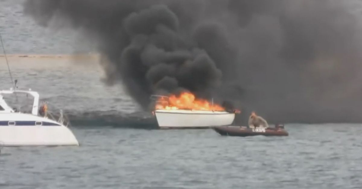 Gold Coast fire: Jet-ski riders spring into action as houseboat catches ...