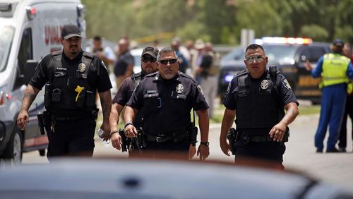 2022 年 5 月 24 日，星期二，德克萨斯州奥瓦尔迪发生枪击事件后，警察在罗伯小学附近行走。