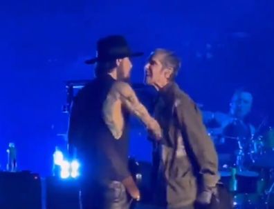 Jane's addicted teammate Perry Farrell and Dave Navarro have a dispute on stage