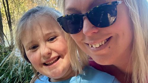 Ashlee Law posa per un selfie con sua figlia. Entrambi sono biondi e sorridenti.