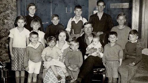 Lucy Timleck ve 16 çocuğundan 13'ü.