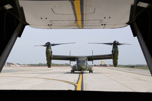 Amerykański Korpus Piechoty Morskiej Osprey leci za Ospreyem przewożącym członków załogi prasowej Białego Domu w bazie sił powietrznych Andrews w stanie Maryland, 24 kwietnia 2021 r. 