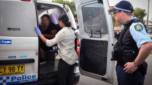 警方正在调查一个涉嫌“通灵”犯罪团伙，在悉尼西南部逮捕了一名女子。