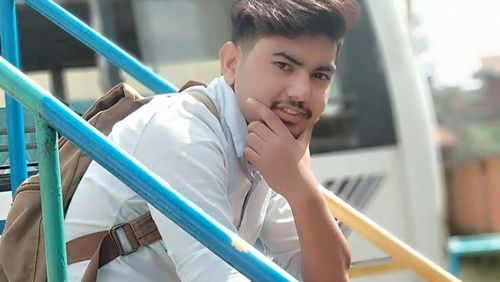 Un assistente per l'infanzia è stato rilasciato dalla custodia dopo aver presumibilmente schiaffeggiato due bambini in età prescolare in un centro di Sydney.