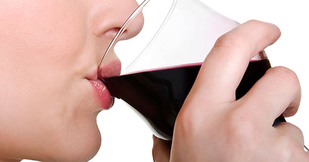 Губы и вино красное. Почему краснеешь после красного вина.
