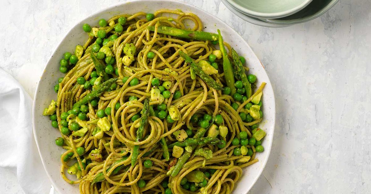 Pea, asparagus and avocado pesto spaghetti recipe - 9Kitchen