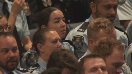 L'agent Keely Brough dans la foule au service commémoratif.