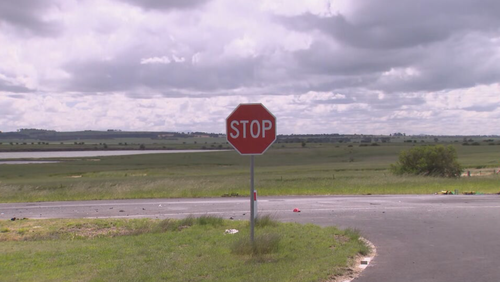 Tonleigh fatal. A polícia acredita que o carro não parou no cruzamento das estradas Eurambeen-Streatham e Mount William.
