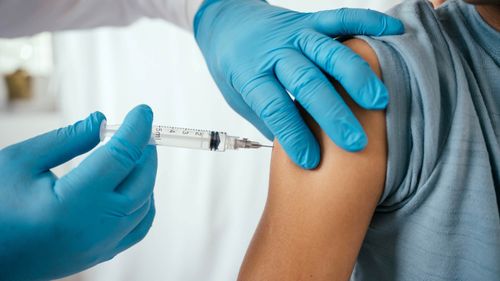 Médico administrando vacina para criança