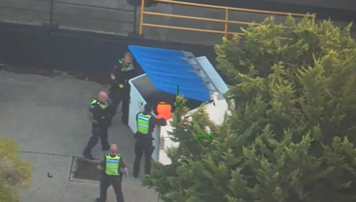 La polizia ha rintracciato il quarantenne in un cassonetto nella zona di carico di un centro commerciale di Carrum Downs.