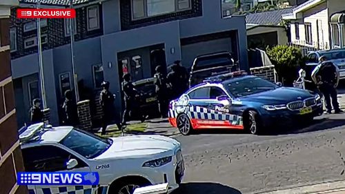 Fotos exclusivas mostram o momento em que a Força-Tarefa Falcon invadiu uma casa poucas horas depois que a violência de gangues eclodiu ontem no oeste de Sydney.