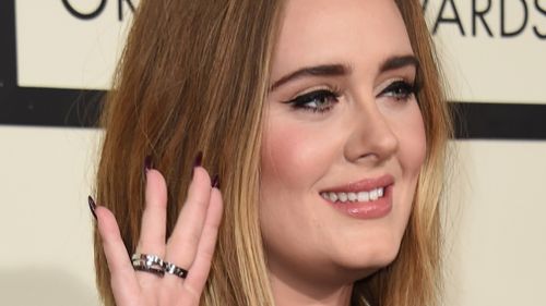 Singer Adele waves to fans on the red carpet during the 58th Annual Grammy Music Awards in Los Angeles February 15, 2016. (AFP)