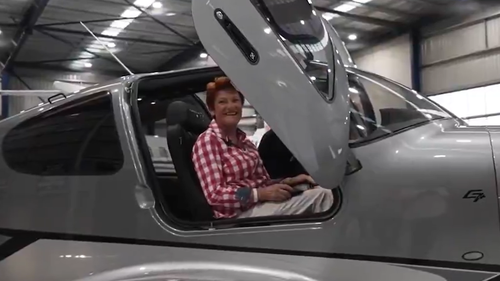 La leader di One Nation Pauline Hanson ha ricevuto in dono un aereo privato e 1 milione di dollari in vista del primo test federale del partito alle elezioni suppletive di Farrer della prossima settimana. 
