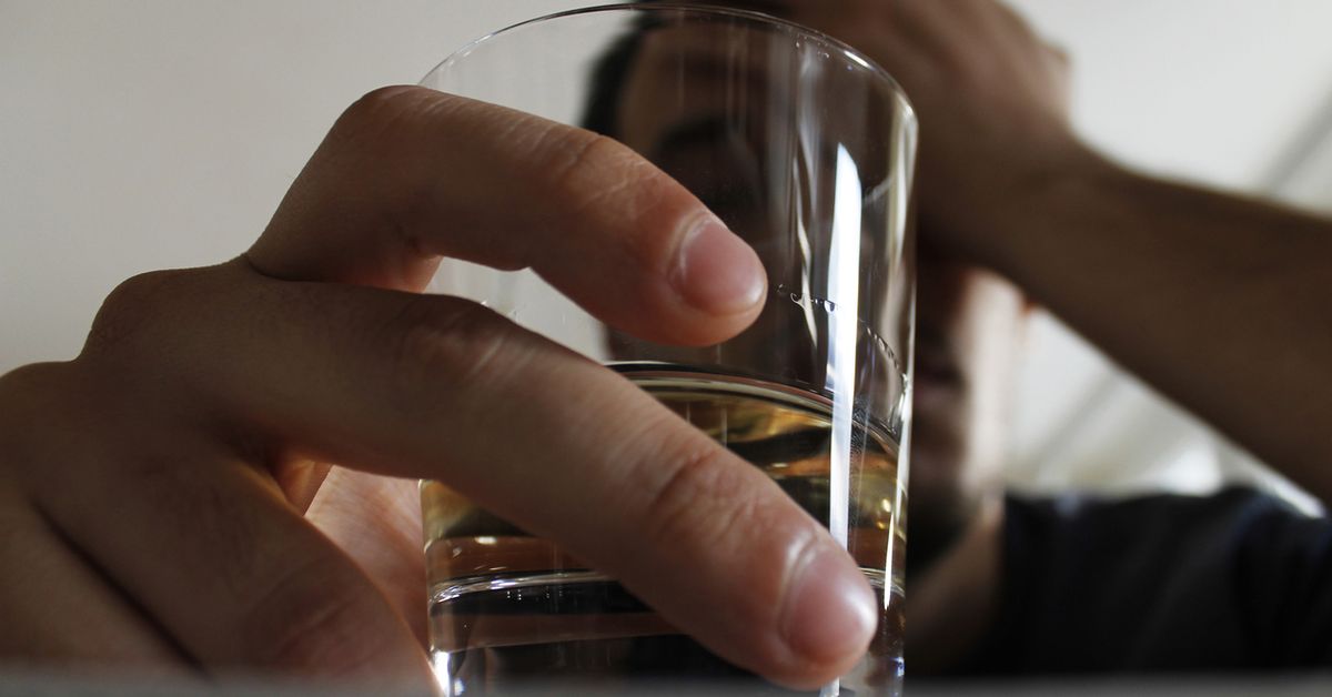 Millions of middle-aged Aussie men drinking at risky levels, new study finds