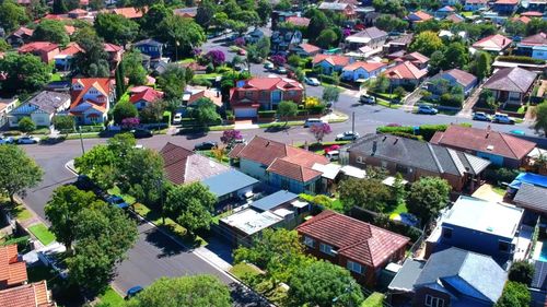 Mortgage holders reducing their monthly repayments to cope with rising interest rates could be adding hundreds of thousands of dollars to their debts.